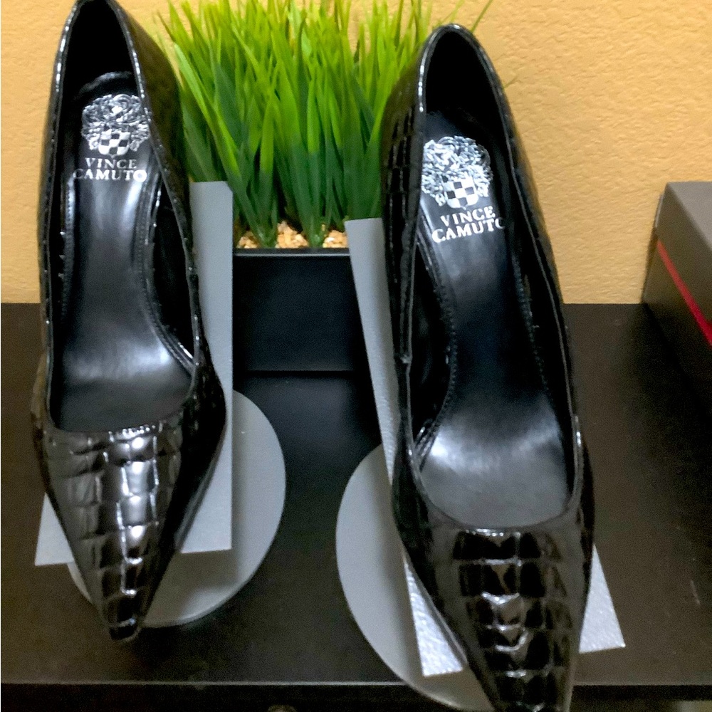 Vince Camuto Frittam Pumps in Black Crocodile size 9